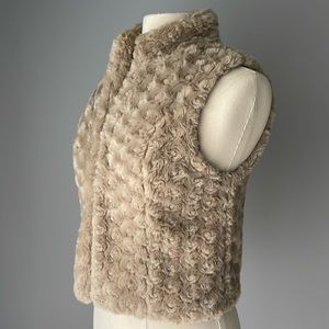 Elle fuzzy faux fur vest, sleeveless, with two hook & eye closures. Size XS.